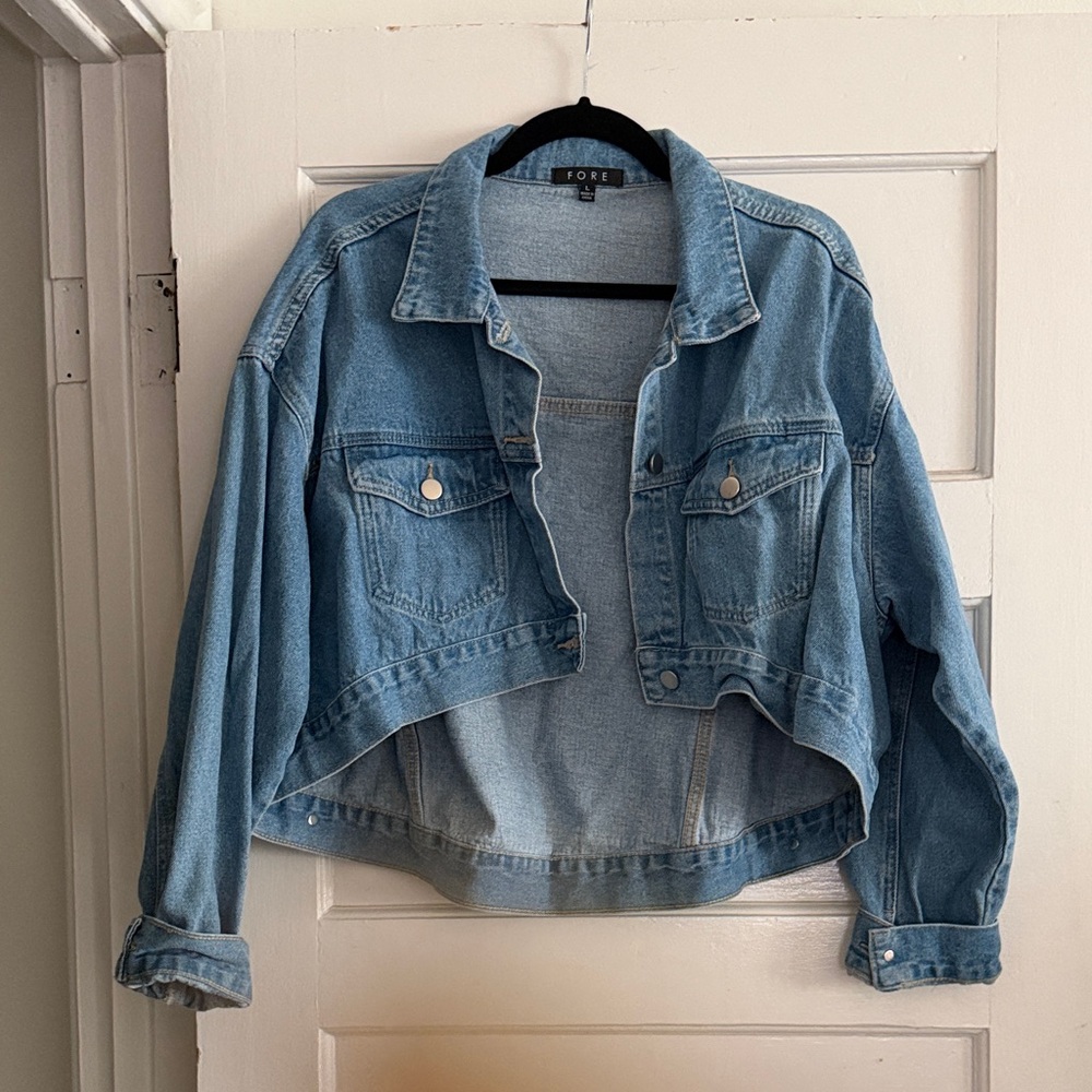 Cropped Light Blue Denim Jacket with Boxy Fit - Picture 4 of 6